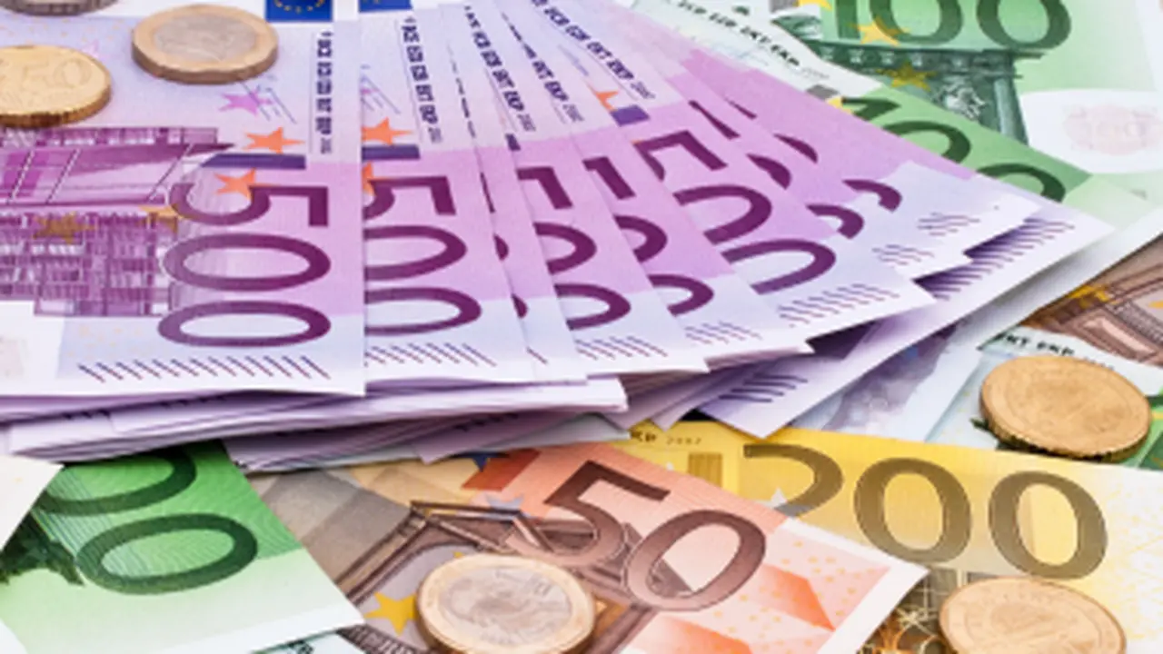 تحديثات الصرف.. زيادة جديدة في سعر اليورو أمام الجنيه بالبنوك المصرية اليوم الأربعاء